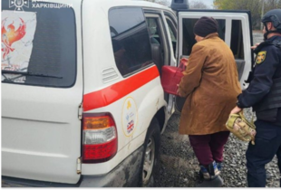 Евакуація на Харківщині: рятувальники вивезли людей та тварину з прифронтових громад