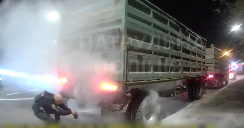У Запоріжжі колесо вантажівки загорілося на ходу: патрульні оперативно ліквідували загрозу