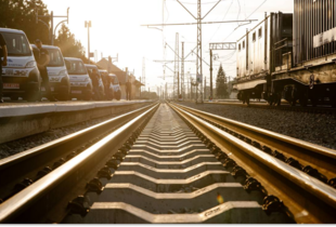 Потяги на Миколаївщині курсують із затримками через знеструмлення після обстрілу