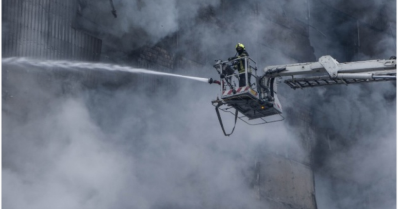 рф атакувала Бурштин ракетами і дронами: у місті масштабна пожежа та відключення тепла