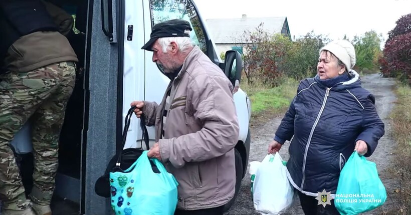 Подружжя йшло 16 км з Торського, жінка - босоніж: поліцейські евакуювали цивільних
