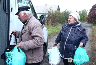 Подружжя йшло 16 км з Торського, жінка - босоніж: поліцейські евакуювали цивільних
