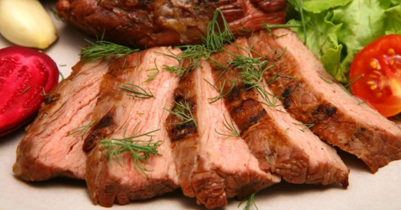 Два універсальні маринади для м'яса - ідеальний смак страви лише за годину