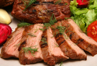 Два універсальні маринади для м'яса - ідеальний смак страви лише за годину 