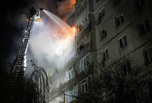 Рятувальники в Сумах врятували 12 жителів багатоповерхівки, яка загорілась внаслідок удару рф - ДСНС