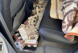 Сигарети під ковдрою: на кордоні з Молдовою митники вилучили партію контрабанди