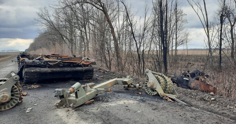 На фронті знову з’явилися російські бронеколони і 