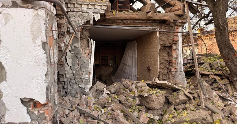 Внаслідок російських ударів по Дніпропетровщині загинула жінка: двоє чоловіків поранені