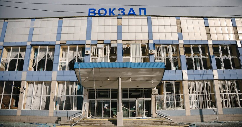 У Сумах після обстрілу пошкоджено залізничний вокзал, каси закриті