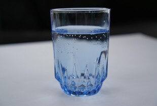 Антимонопольний комітет оштрафував трьох виробників води за брехню на етикетках