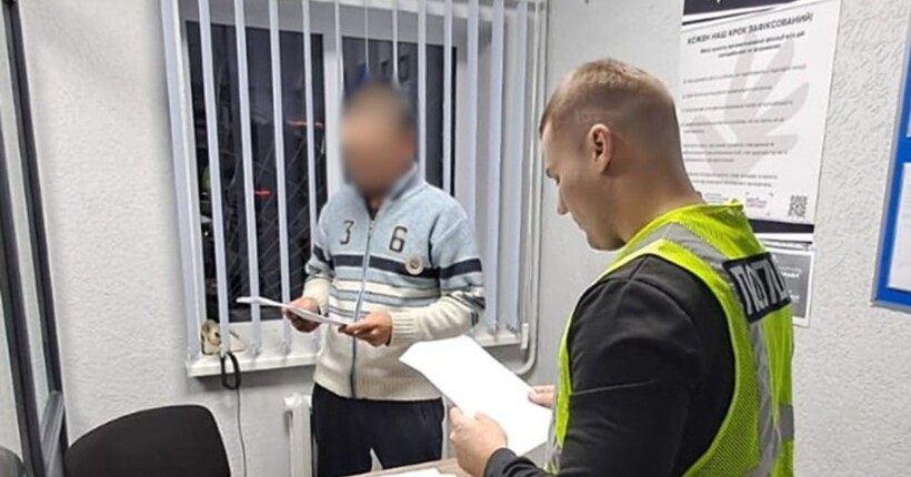 Знущався над кішкою: у Чуднові чоловіку повідомили про підозру