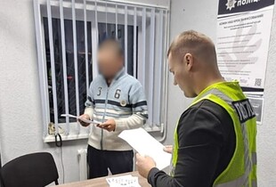 Знущався над кішкою: у Чуднові чоловіку повідомили про підозру