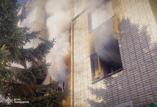 У Львові спалахнула пожежа у квартирі в багатоповерхівці: серед евакуйованих є діти (фото)