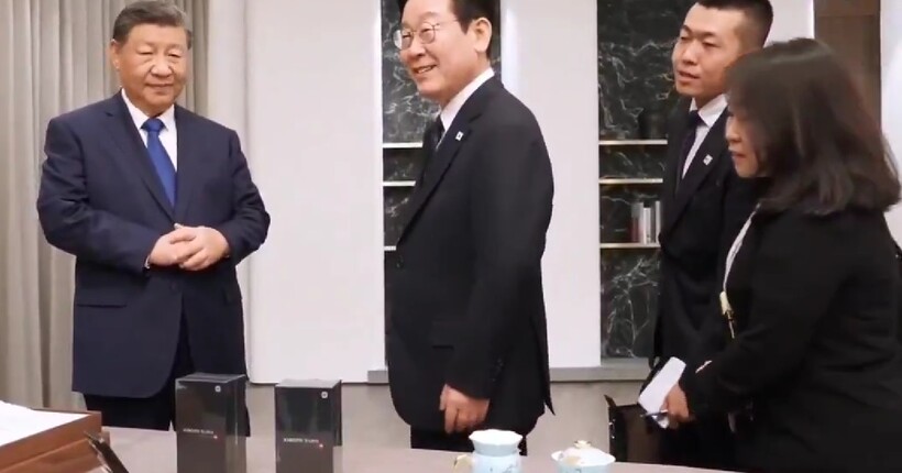 Сі Цзіньпін подарував корейському президенту телефони Xiaomi - і одразу пожартував про стеження