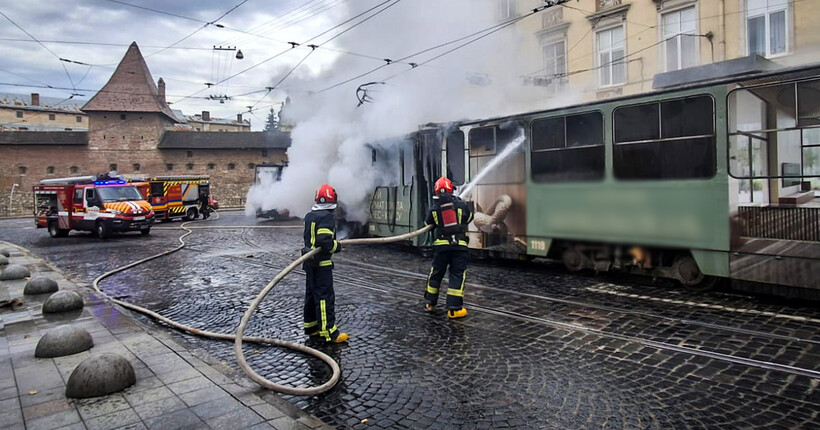 У центрі Львова загорівся трамвай: деталі від ДСНС