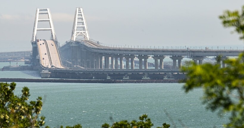 Окупанти заборонили проїзд електрокарам і гібридам Кримським мостом: причина