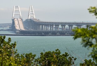 Окупанти заборонили проїзд електрокарам і гібридам Кримським мостом: причина