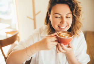 Кава може забарвлювати зуби у жовтий колір - правда чи міф?