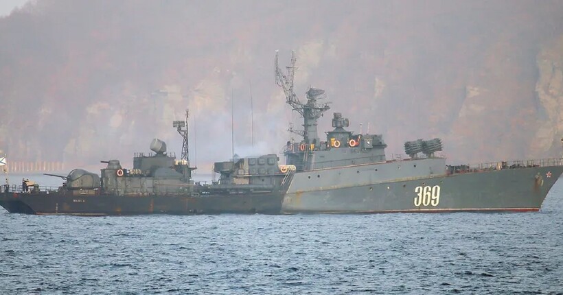 У Севастополі горів російський військовий корабель (відео)