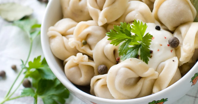 Ви весь час варили пельмені неправильно: секрети, які зроблять страву соковитою і запашною 