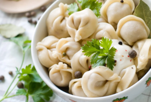 Ви весь час варили пельмені неправильно: секрети, які зроблять страву соковитою і запашною 