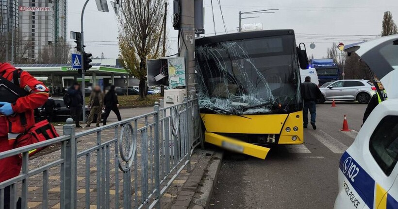 У Києві автобус врізався в електроопору: постраждали п'ять осіб (фото і відео)