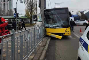 У Києві автобус врізався в електроопору: постраждали п'ять осіб (фото і відео)