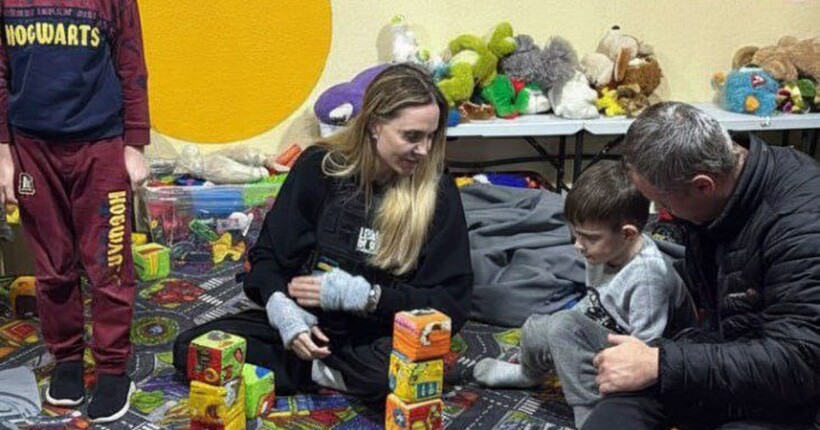 Анджеліна Джолі приїхала в Україну та відвідала дітей у Херсоні