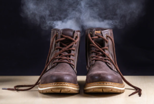 Як прибрати неприємний запах з минулорічного взуття: два цікаві лайфхаки