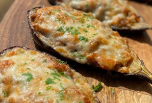 Баклажани, фаршировані тунцем: цікава та приваблива страва, яка підійде для святкового столу 