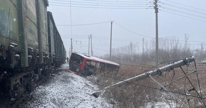 В росії поїзд зніс пасажирський автобус: серед постраждалих - дитина