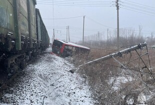 В росії поїзд зніс пасажирський автобус: серед постраждалих - дитина