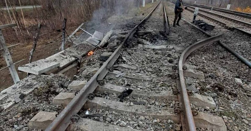 росія вночі атакувала залізницю: поїзди переведено на альтернативні маршрути, працюють тепловози