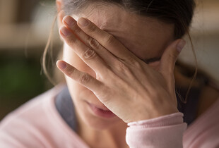 Болить голова після стресу: в чому причина і як собі допомогти 