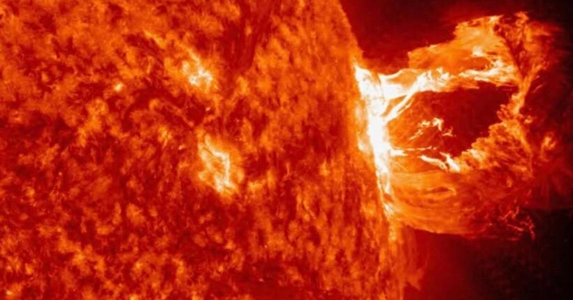 Потужна магнітна буря насувається на Землю через сонячний спалах X7.4: коли чекати
