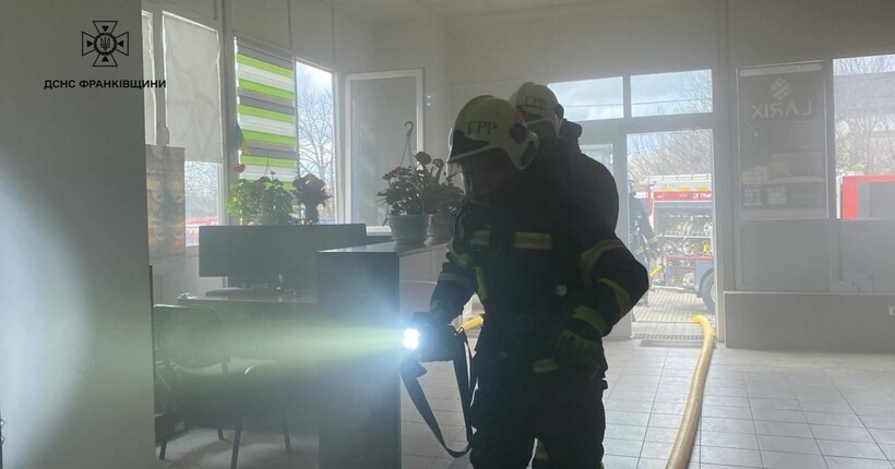 Пожежа в Івано-Франківську: надзвичайники ліквідували загоряння в офісному приміщенні (фото, відео)