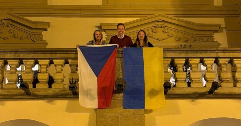 Чеські депутати вивісили три прапори України у відповідь на рішення нового спікера зняти український стяг з фасаду Палати депутатів