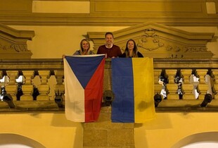 Чеські депутати вивісили три прапори України у відповідь на рішення нового спікера зняти український стяг з фасаду Палати депутатів