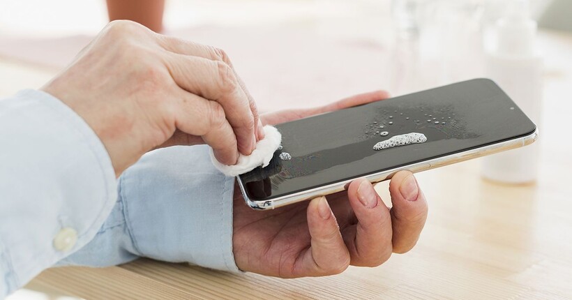 Чим протирати екран смартфона, щоб не зіпсувати покриття