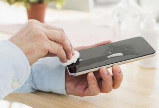 Чим протирати екран смартфона, щоб не зіпсувати покриття