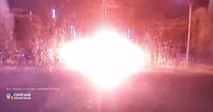 У Сумах російський дрон влучив у дорогу: пошкоджено автомобіль (відео)