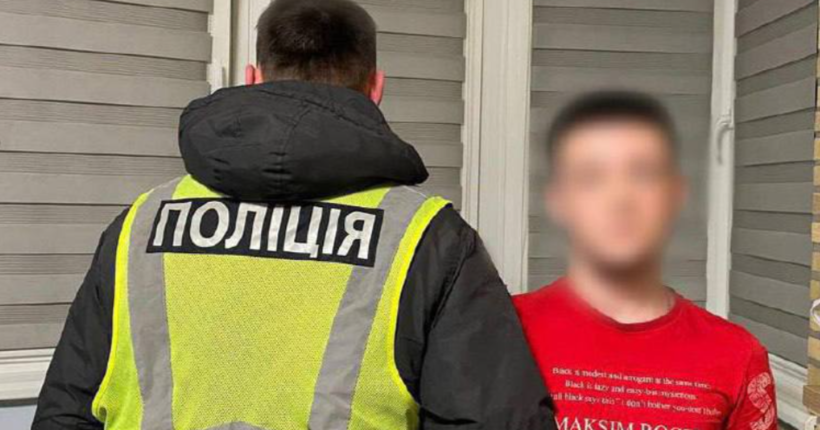 У Києві оштрафували хлопця, який співав російські пісні у формі поліцейського