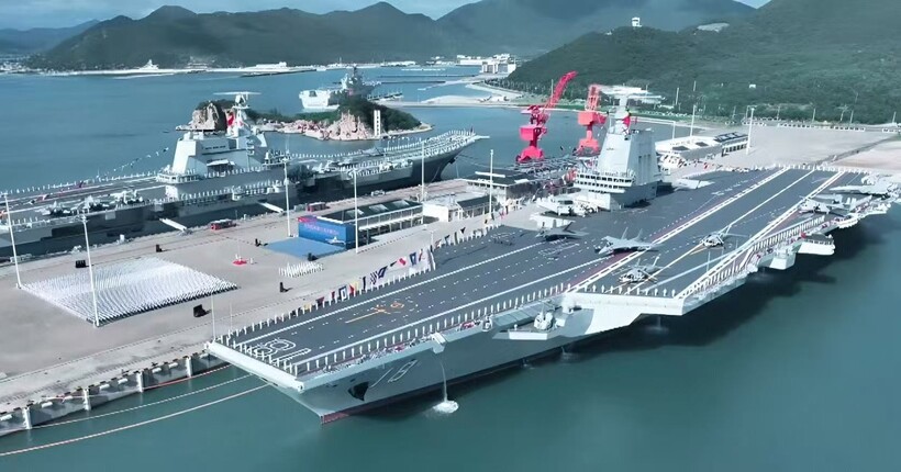 Китай ввів в експлуатацію третій авіаносець (відео)
