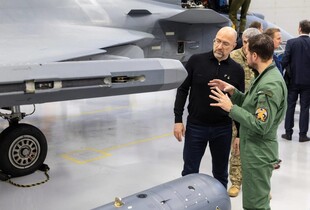 Шмигаль відвідав відвідав офіс компанії , який виробляє Gripen для України