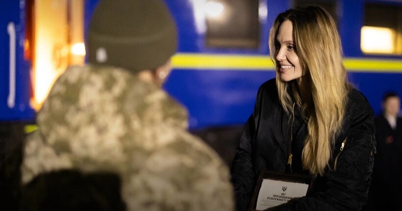 Прикордонники подякували Анджеліні Джолі та вручили їй подарунок (фото)