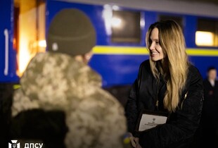 Прикордонники подякували Анджеліні Джолі та вручили їй подарунок (фото)