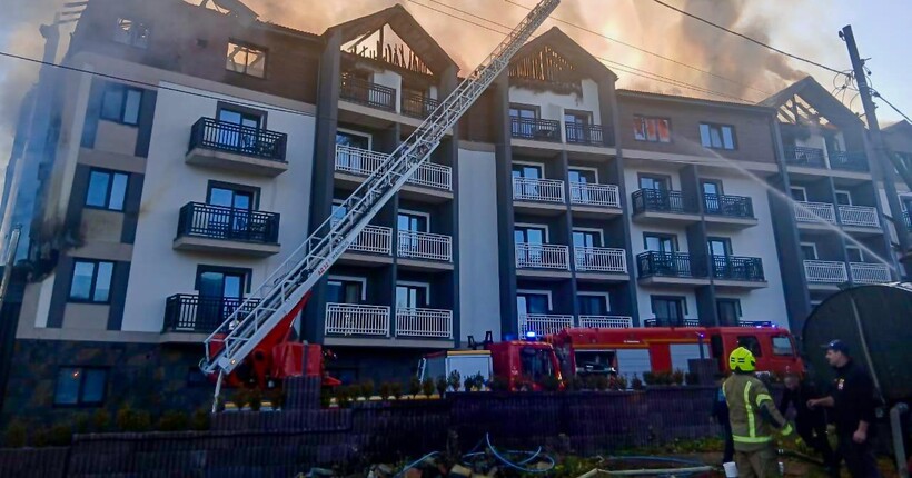 На Івано-Франківщині горить готель у Поляниці: евакуйовано 70 людей