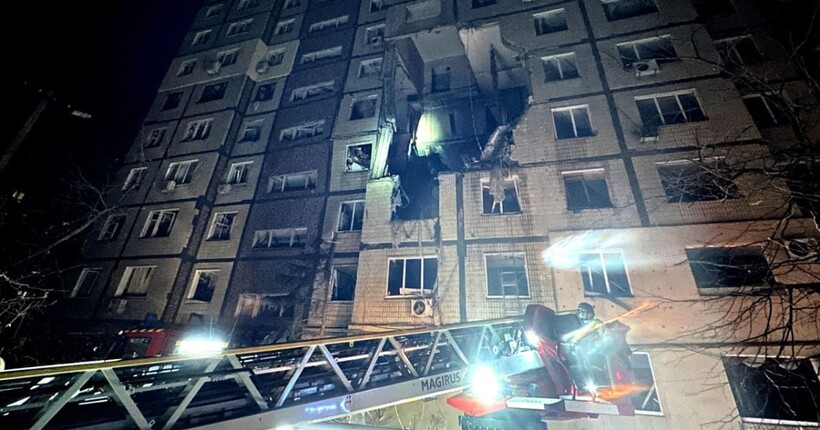 У Дніпрі російський дрон влучив у багатоповерхівку: в ДСНС показали наслідки
