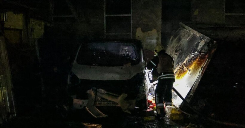 Київ зазнав чергової повітряної атаки росії: рятувальники ліквідували пожежі (фото)