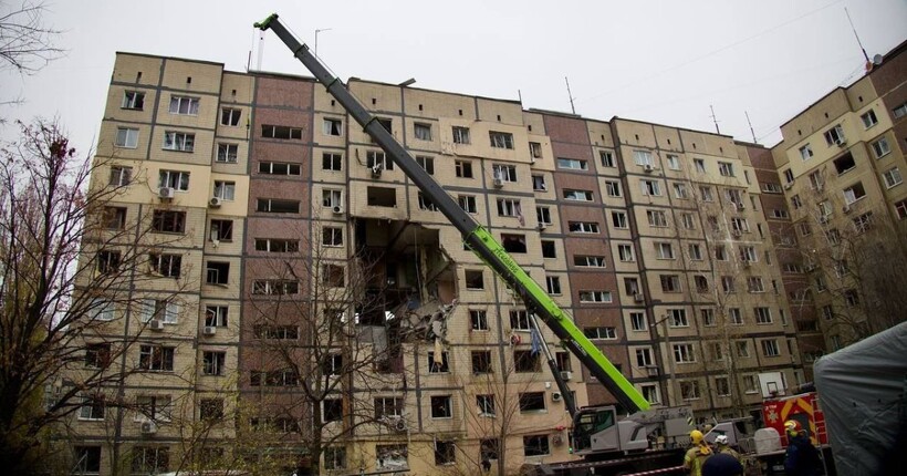 У Дніпрі чоловік чекає, поки з-під завалів дістануть його брата (відео)